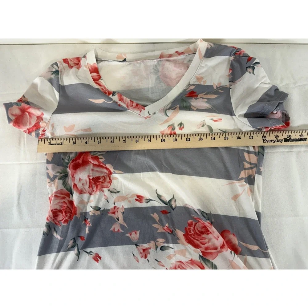 Women's White and Grey Striped Floral V Neck Short Sleeve Top Medium No Brand
